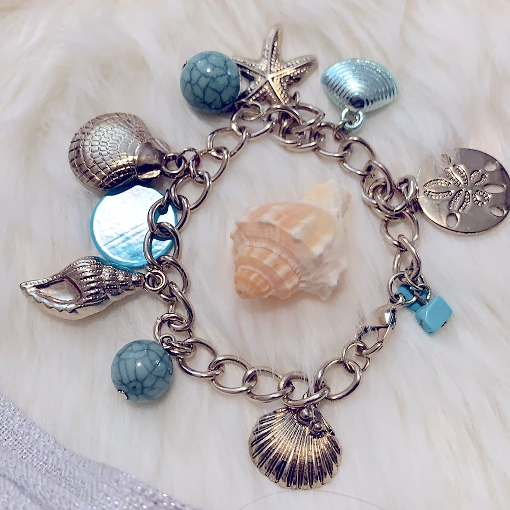 New Beach Life Seashore Charms on Silver-Tone Linked Bracelet Charming Seashells